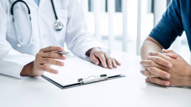 Doktorlar, ciddi hastalara semptomlarını, doktorlara tedavi, ilaç, hastalara sağlık hizmetleri ve sağlık ocağında reçete yazma konularını tartışıyorlar.