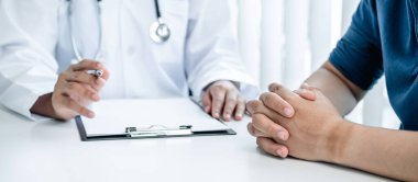 Doktorlar, ciddi hastalara semptomlarını, doktorlara tedavi, ilaç, hastalara sağlık hizmetleri ve sağlık ocağında reçete yazma konularını tartışıyorlar.