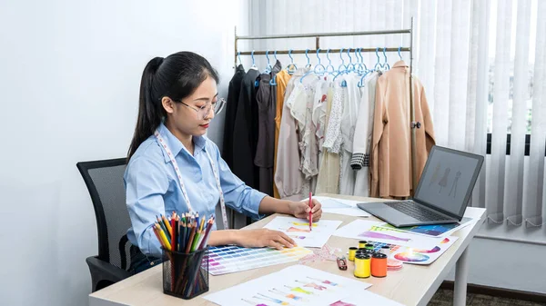 Asiatico Donna Stilista Design Nuova Collezione Disegno Colorare Abiti Schizzo — Foto Stock