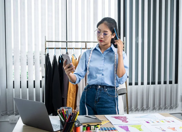 Mujer Asiática Diseñadora Moda Mirando Vídeo Teléfono Inteligente Pensando Nueva — Foto de Stock