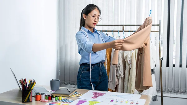 Mujer Asiática Diseñadora Moda Sosteniendo Ropa Nueva Percha Buscando Nueva — Foto de Stock