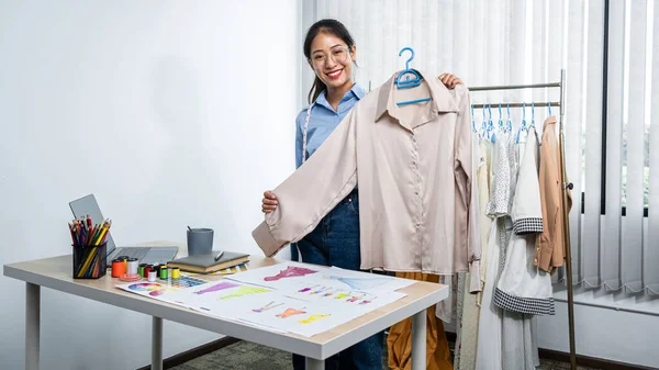 Mujer Asiática Diseñadora Moda Sosteniendo Ropa Nueva Percha Mirando Cámara — Foto de Stock