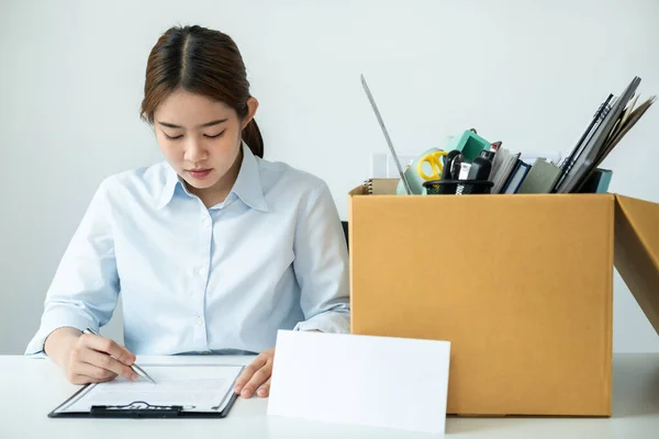 Empleada Negocios Escribiendo Firmando Una Carta Renuncia Antes Enviar Ejecutivo — Foto de Stock