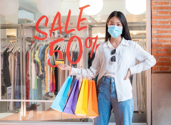 Donna Asiatica Shopaholic Indossare Maschera Con Molte Borse Colorate Della — Foto Stock