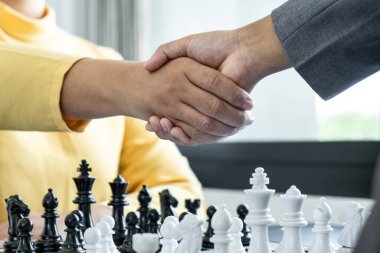 Satranç oynadıktan sonra el sıkışan ve strateji çöküşünü düşünen iş adamı karşı takımı devirip kazanma ve başarı için geliştirme analizi yaptı..