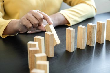 Risk ve strateji iş, el durdurma düşme çöküşü ahşap blok domino etkisi sürekli devrildi blok, önleme ve gelişme istikrarı.