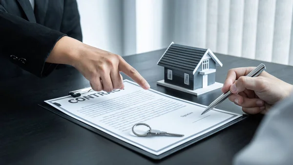 Agentul Imobiliar Broker Care Prezintă Clientului Decizia Semnare Contractului Contract — Fotografie, imagine de stoc