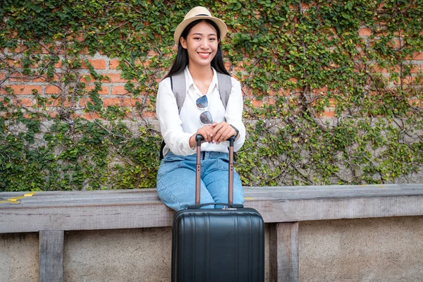 Азійська Жінка Туристка Сидить Стільці Капелюхом Тримає Свій Багаж Готуючись — стокове фото