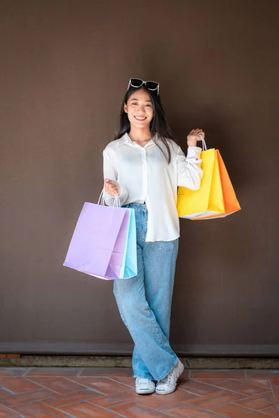 Asiatico Shopaholic Donna Indossare Occhiali Sole Fascia Con Molti Colorato — Foto Stock