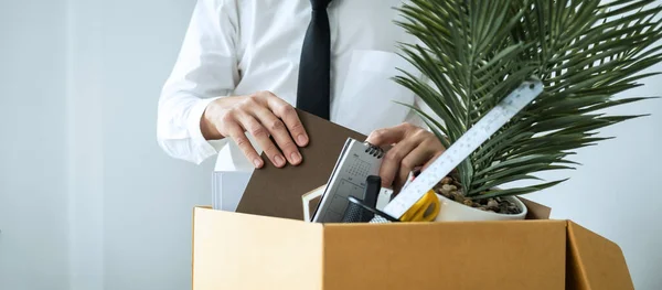 Homme Affaires Employé Emballage Carnet Ramasser Des Effets Personnels Dans Photo De Stock