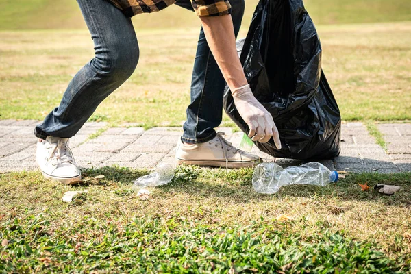 Wolontariusz Rękawiczkach Spacerujących Zatrzymujących Się Aby Zebrać Plastikowe Butelki Plastikowej Obrazek Stockowy