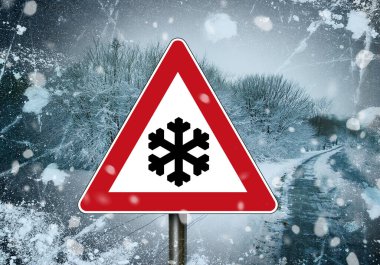 Kar taneli kırmızı ve beyaz trafik işaretleri, dikkat kış lastikleri ve kış mevsimi sahnesinin önünde kışı geçirenler