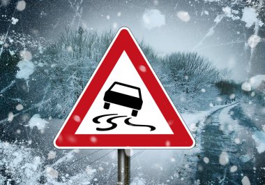 Kar taneli kırmızı ve beyaz trafik işaretleri, dikkat kış lastikleri ve kış mevsimi sahnesinin önünde kışı geçirenler