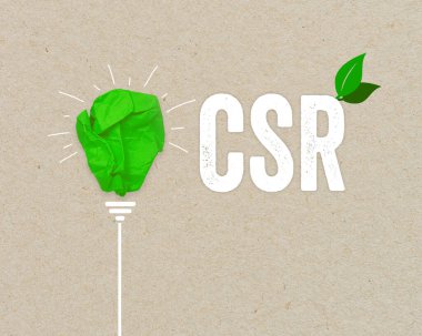 Yeşil kağıt ampul geri dönüşüm ve CSR kısaltması - kurumsal sosyal sorumluluk yenilenebilir enerji yeşil iklim kavramı kahverengi geri dönüştürülmüş kağıt üzerinde