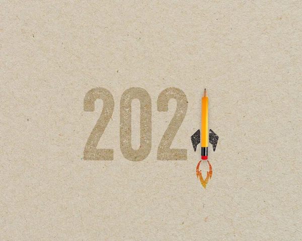 Foguete Lápis Amarelo Mostrando Novo Ano 2021 Metáfora Fundo Madeira — Fotografia de Stock