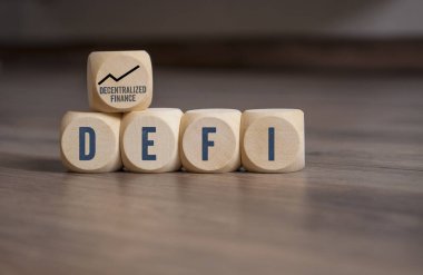 DEFI kısaltmalı küp, zar veya bloklar - Ahşap arka planda ademi merkeziyet