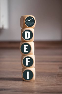 DEFI kısaltmalı küp, zar veya bloklar - Ahşap arka planda ademi merkeziyet
