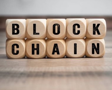 Tahta zemin üzerinde BLOCCHAIN veya Block CHAIN ile küp, zar veya blok