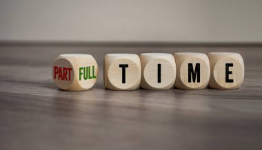 Tahta arka planda tam zamanlı veya part-time çalışan küp, zar veya bloklar