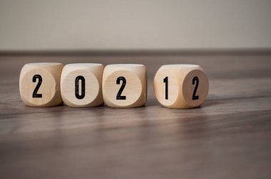 2021 ve 2022 yıllarında tahta arka planda küp, zar veya blok