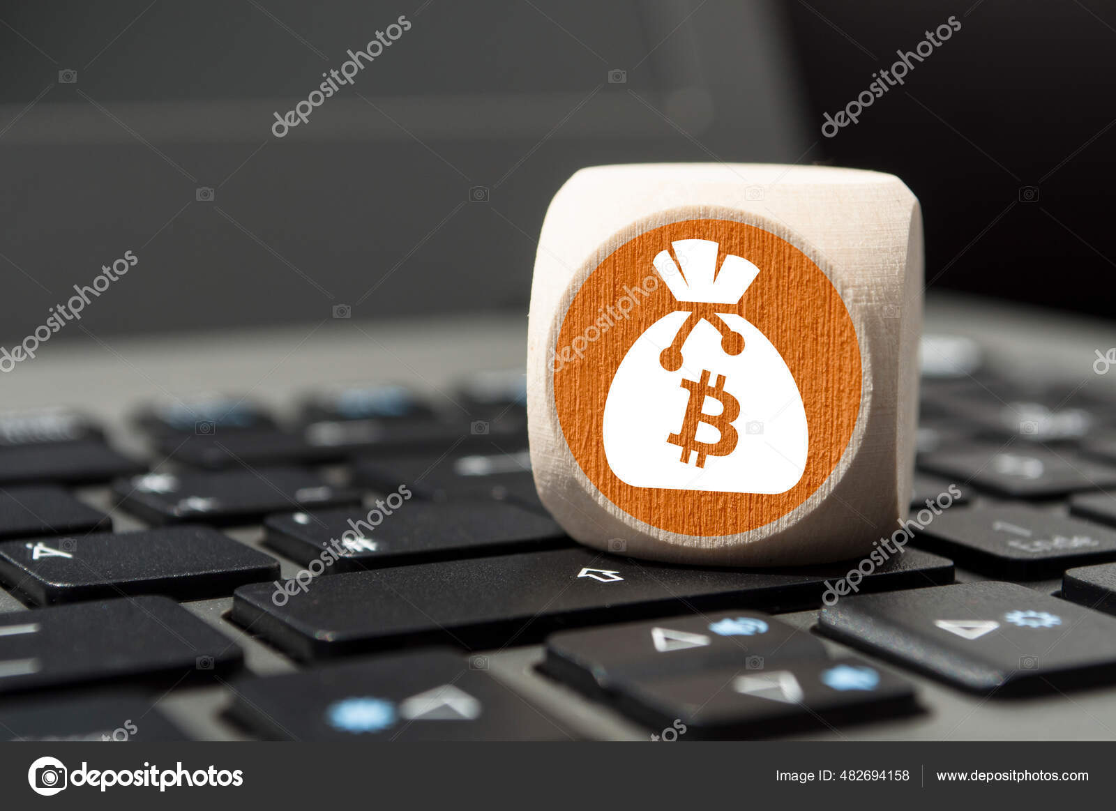 Herunterladen - Würfel, Würfel oder Blöcke mit Bitcoin-Geldbeutel auf Laptop-Tastatur — Stockbild Würfel Würfel Oder Blöcke Mit Bitcoin Geldbeutel Auf Laptop Tastatur — Stockfoto