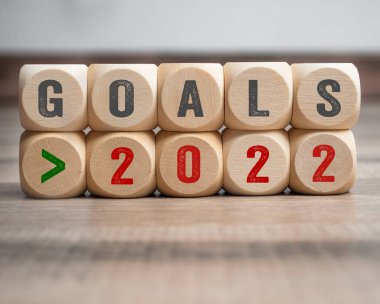 Ahşap zemin üzerinde 2022 hedefli küp, zar veya bloklar