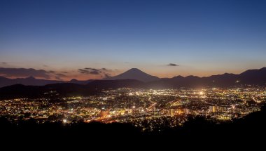Dağ Fuji batımında bir Doncaster şehir