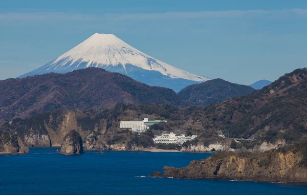 Фудзи и море в Японии — стоковое фото