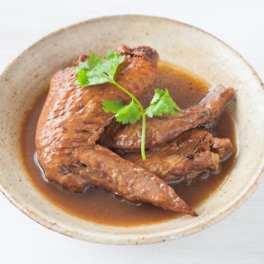 Tavuk kanadı masada