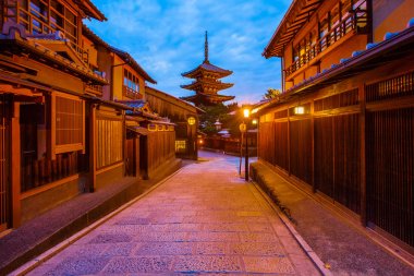 Japon pagoda ve eski ev