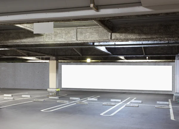 Parcheggio garage con cartellone bianco — Foto Stock