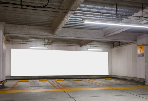 Parking garaje con valla publicitaria en blanco — Foto de Stock