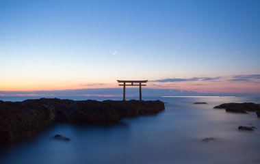 Geleneksel Japon kapı ve deniz