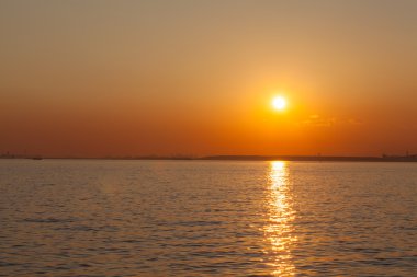Deniz okyanus gün batımında