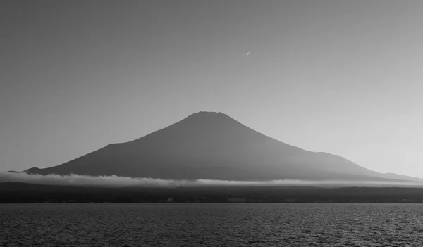 Berget Fuji och vacker kvällshimmel — Stockfoto