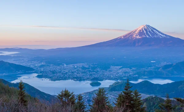 Красивая гора Фудзи и озеро Кавагути — стоковое фото