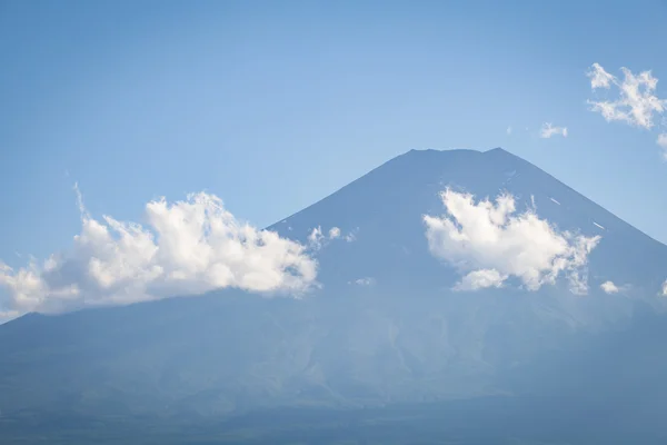 Toppen av berget Fuji i moln — Stockfoto
