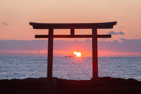 Nascer do sol e do mar no portão de xintoísmo japonês — Fotografia de Stock