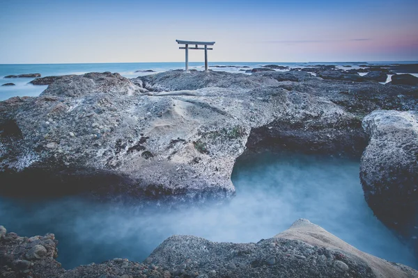 Puerta tradicional japonesa y mar — Foto de Stock