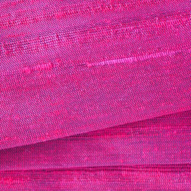 Kırmızı ipek kumaş katlanmış arka plan