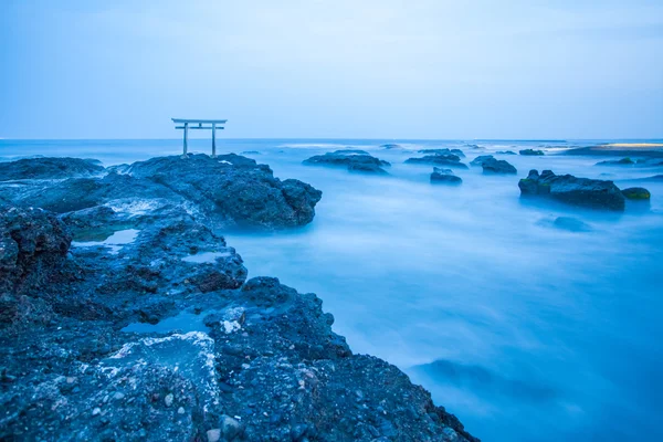 Japanse heiligdom gate en zee — Stockfoto