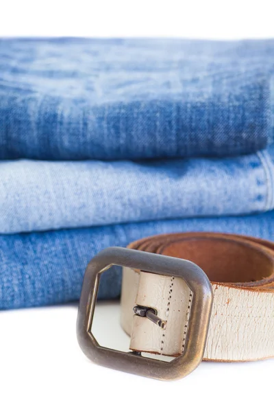 Lederen riem en blauw denim jeans — Stockfoto