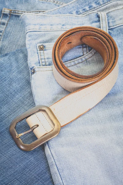 Lederen riem en blauw denim jeans — Stockfoto