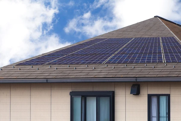 太陽電池パネルの屋根 — ストック写真