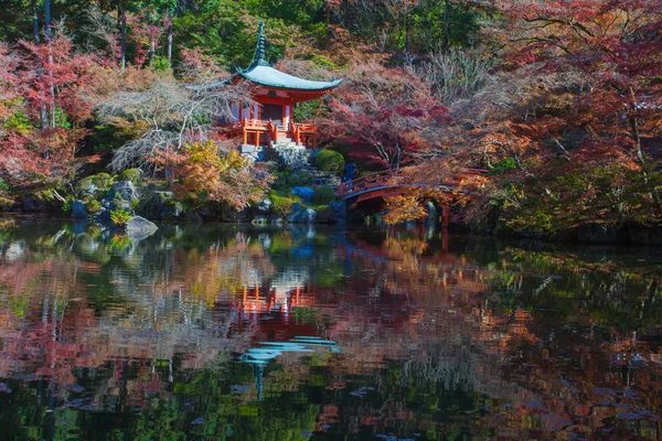 Belo jardim japonês na temporada de outono — Fotografia de Stock