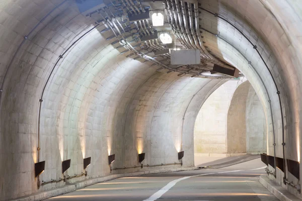 Túnel en la montaña sin tráfico — Foto de Stock