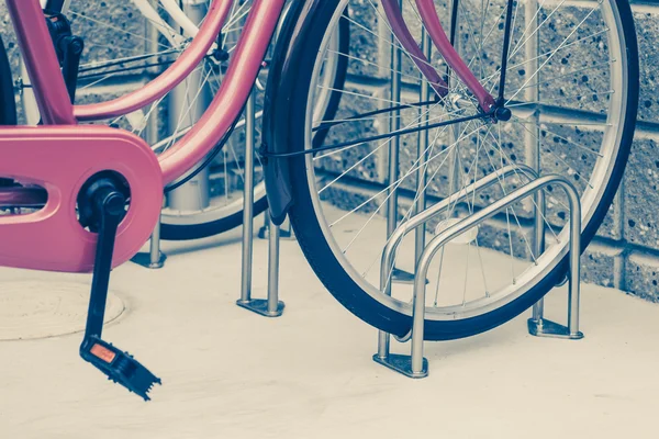 Bicicleta plaza de aparcamiento al aire libre — Foto de Stock