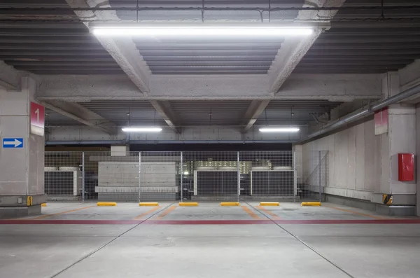 Parking garaje subterráneo —  Fotos de Stock