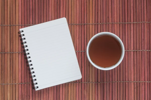 Cuaderno en blanco con una taza — Foto de Stock
