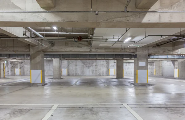 Interior bawah tanah garasi parkir — Stok Foto